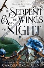 9781035040933 Crowns of Nyaxia-The Serpent and the Wings ..., Boeken, Verzenden, Zo goed als nieuw, Carissa Broadbent