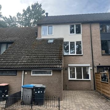 Ruime eengezinswoning met tuin en luxe badkamer beschikbaar voor biedingen
