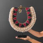 B - SN2 - Decoratieve schelpketting op standaard - Gesneden