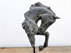 sculptuur, Paard op voetstuk - 43 cm - Polystone/ Resin, Antiek en Kunst