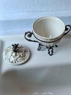 Suikerstrooier - zilver 800. keramiek met reliëf van engelen