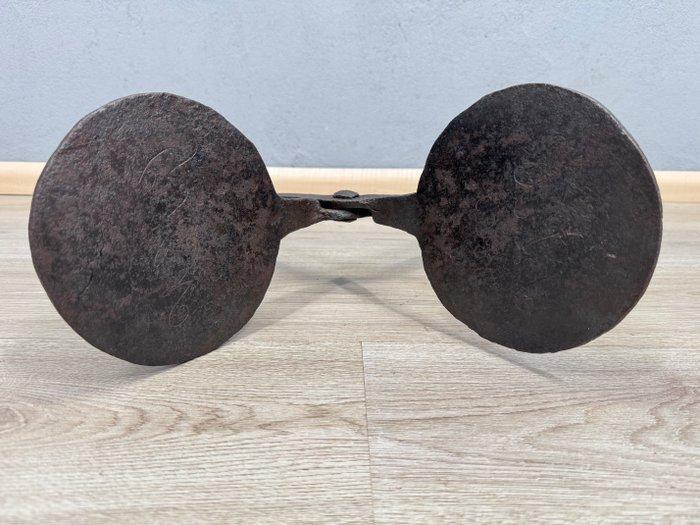 Antiek kniepertjesijzer gedateerd 1851 - Werkgereedschap, Antiek en Kunst, Antiek | Overige Antiek