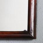 Kleine Soester spiegel in notenhout met bijpassend kroontje, Antiek en Kunst, Ophalen of Verzenden