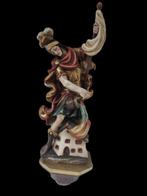 Snijwerk, farbige Holzfigur Hl. Florian auf einer
