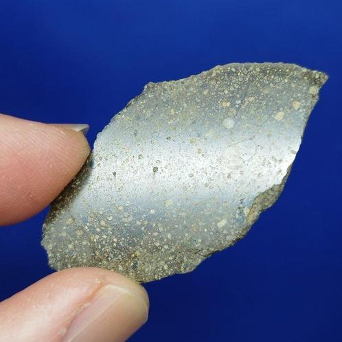 (4,5 cm) - Slechts 3,9 kg in de wereld - RUMURUTI R3, Verzamelen, Mineralen en Fossielen