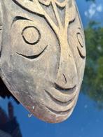 Presentatieschaal — diep uitgesneden geestfiguur - Hoteh -