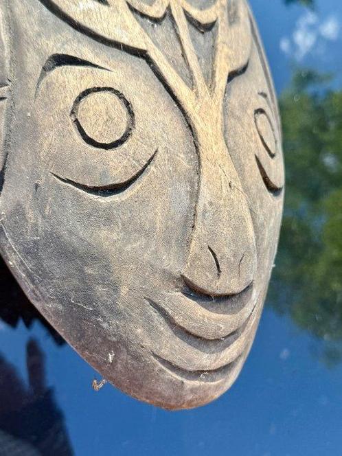 Presentatieschaal — diep uitgesneden geestfiguur - Hoteh -, Antiek en Kunst, Kunst | Niet-Westerse kunst