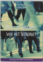 OVER DE DREMPEL VAN HET VERDRIET 9789063533342 R. de Vries, Boeken, Verzenden, Zo goed als nieuw, R. de Vries