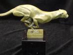 sculptuur, Grote bronzen Art Deco Jaguar met groen patina -