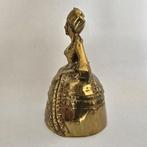 België. Tafelbel (1) Dame in gala jurk met waaier ca.