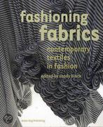 Fashioning Fabrics 9781904772415 Polly Leonard, Gelezen, Polly Leonard, S. Black, Verzenden