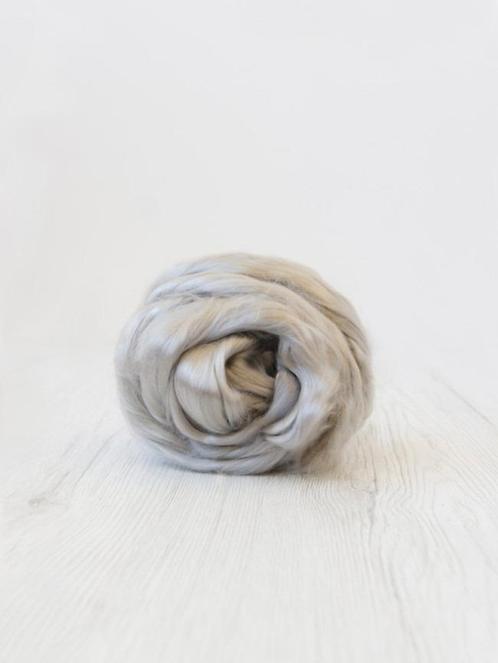 Tencel in lont zilvergrijs, Hobby en Vrije tijd, Spinnewielen en Spinnen, Overige typen, Nieuw, Ophalen of Verzenden
