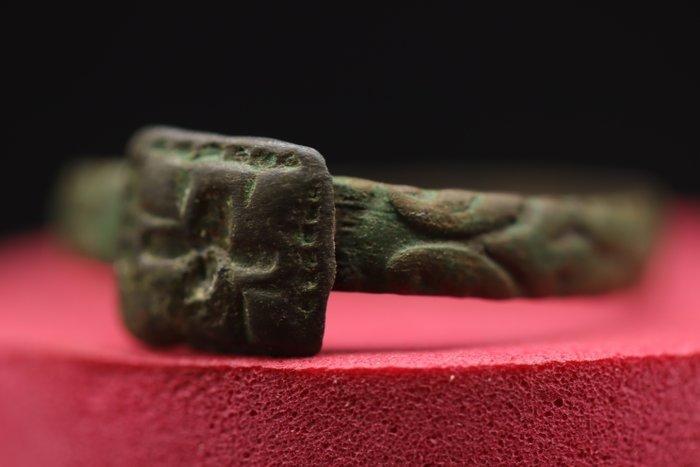 Middeleeuws (Gothic) Bronzen Kruisvaarder Tempeliersring, Antiek en Kunst, Antiek | Overige Antiek