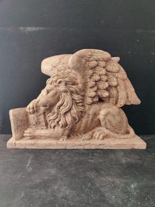 sculptuur, Leone di San marco in marmo nembro rosa - 30 cm -, Antiek en Kunst, Curiosa en Brocante