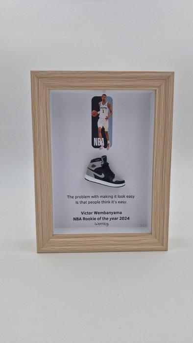 Lijst- Mini sneaker AJ1 Air Jordan 1 Shadow X Victor, Antiek en Kunst, Kunst | Designobjecten