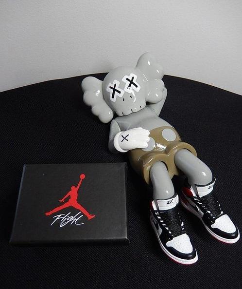 Kaws Chill x Nike Air Jordan, Antiek en Kunst, Kunst | Schilderijen | Modern