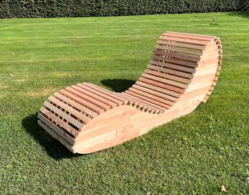 Tuinbanken en -tafels beschikbaar voor biedingen