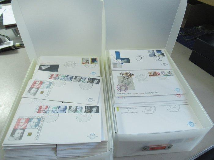 Nederland 1969/2000 - 2 zware boxen met ruim 1450, Postzegels en Munten, Postzegels | Nederland