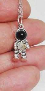 Hanger met fragment maan, Béchar 003 (feldspaat breccia).