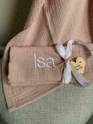 Cadeau voor babyshower. Swaddle met naam van de baby beschikbaar voor biedingen