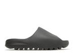 Adidas Yeezy Slide Dark Onyx (Schoenen), Kleding | Heren, Overige kleuren, Verzenden, Nieuw, Sneakers of Gympen