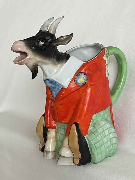 Prachtige melkkan in de vorm van Geitenbok gekleed in een, Antiek en Kunst, Kunst | Designobjecten