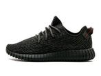 Adidas Yeezy Boost 350 V1 Pirate Black (2023) - Maat 44 EU, Kleding | Heren, Schoenen, Ophalen of Verzenden, Nieuw, Yeezy