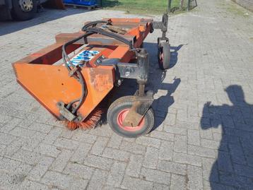 Veegmachine hydraulisch heftruck minishovel beschikbaar voor biedingen