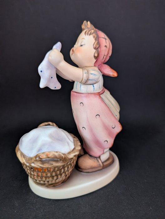 Beeld, Goebel Hummel Wash day - TMK6 - 14.5 cm - Porselein, Antiek en Kunst, Curiosa en Brocante