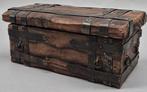 Kist - Rustieke houten kist – metalen beslag en haken – met
