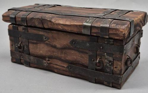 Kist - Rustieke houten kist – metalen beslag en haken – met, Antiek en Kunst, Curiosa en Brocante