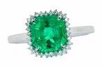 2.21 Cts - Vivid Green Emerald (Colombia) - 0.12 Cts Diamond