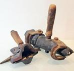 Werkgereedschap (2) - 2 mooie antieke mallen religieuze