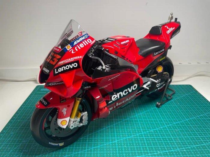 Ducati 1:6 - Model motorfiets - Ducati No. 63 GP racing car, Hobby en Vrije tijd, Modelauto's | 1:5 tot 1:12