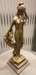 Beeld, Milo - Naked woman in a cloak - 11 kg - 17 in -