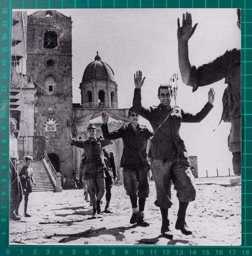 Robert Capa - MAGNUM - Italian soldiers surrender to, Antiek en Kunst, Kunst | Designobjecten