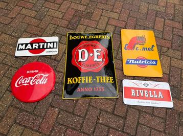 TE KOOP GEVRAAGD OUDE EMAILLE RECLAME BORDEN BORD BORDJES beschikbaar voor biedingen