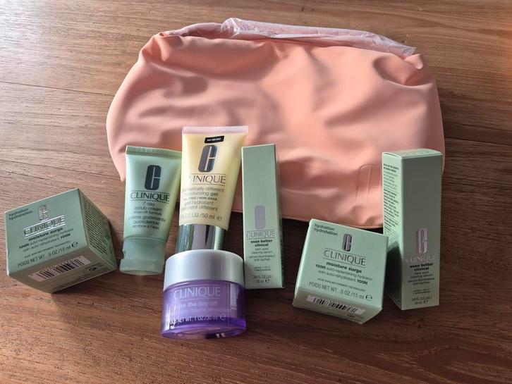 Giftset Clinique 8 Stuks met Toilettas, Sieraden, Tassen en Uiterlijk, Uiterlijk | Cosmetica en Make-up, Nieuw, Ophalen of Verzenden