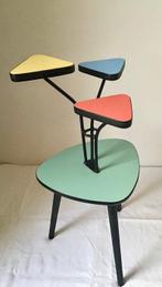 Plantentafel - lichtblauw, rood, geel en mintgroen formica -