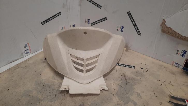 Sym Mio oud model / Bougie beschermkap crémewit, Fietsen en Brommers, Brommeronderdelen | Scooters, Kap, Ophalen of Verzenden