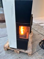 Palazetti pelletkachel 9.5kW - Hoekmodel met veel warmte, Zo goed als nieuw, Hout, Vrijstaand, Pelletkachel