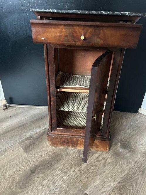 biedermeier - Nachtkastje - Mahonie - Origineel Biedermeier, Antiek en Kunst, Antiek | Overige Antiek