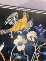 Figuur - Pietra dura vogels en vlinders ingelegd op zwart, Antiek en Kunst