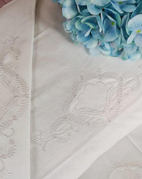 Met de hand afgewerkt geborduurd laken en twee kussenslopen., Antiek en Kunst, Antiek | Kleden en Textiel