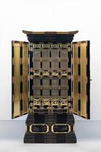 Ladekast - Hout, Metaal, Een Japanse zwarte lakken butsudan, Antiek en Kunst