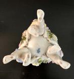 Sitzendorf - Beeldje - Cherubs holding an egg shaped vase -, Antiek en Kunst