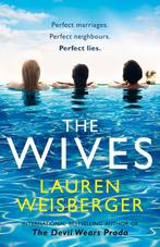 The Wives A thrilling romance full of secrets, lies and, Boeken, Verzenden, Zo goed als nieuw, Weisberger