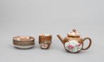 Een capucijner theepot en vijf kopjes en schotels, 18e eeuw., Antiek en Kunst, Antiek | Servies compleet
