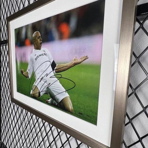 Real Madrid - Roberto Carlos - Ingelijste gesigneerde foto, Verzamelen, Overige Verzamelen