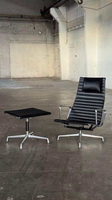 Vitra - Charles Eames - Loungestoel met voetenbank - EA 124, Antiek en Kunst, Kunst | Designobjecten